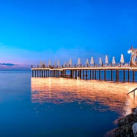 Merit Crystal Cove Casino And Отель Кирения